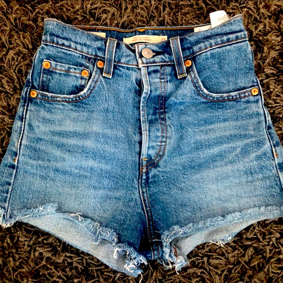 Levi’s Ribcage Shorts - Picture 3 of 5